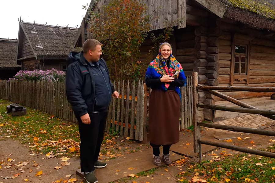 «Вось табе i баба Нюра». Как девушка в образе белорусской бабушки «взрывает» интернет