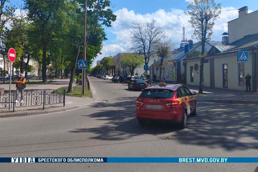 В Бресте водитель такси из Кобрина попал в ДТП – в него въехал водитель «Фольксфагена» и скрылся