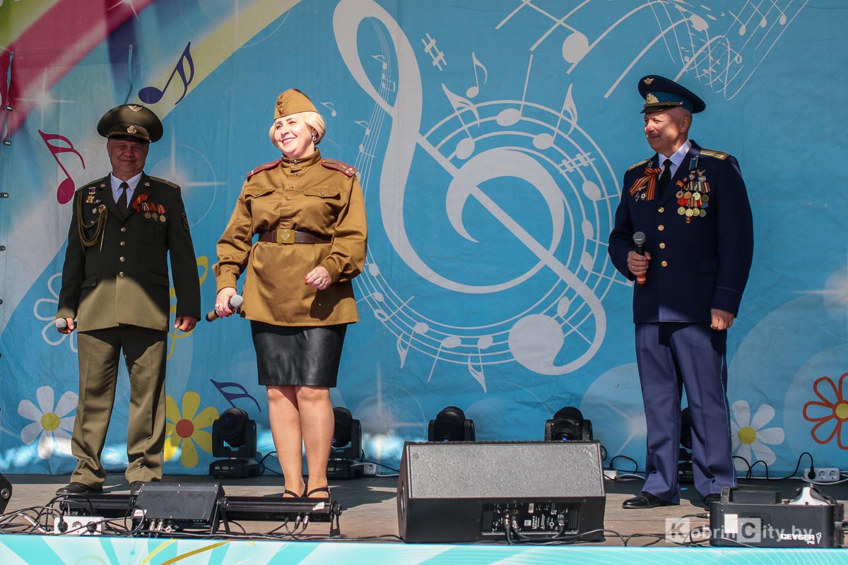 Музыка Победы: творческий коллектив компании «Полесье» в Кобрине исполнил любимые песни военных лет
