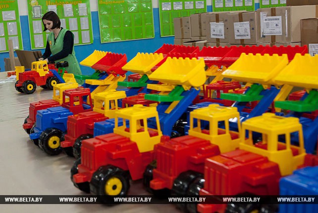 Премьер-министр ознакомился с производством игрушек на предприятии "Полесье"