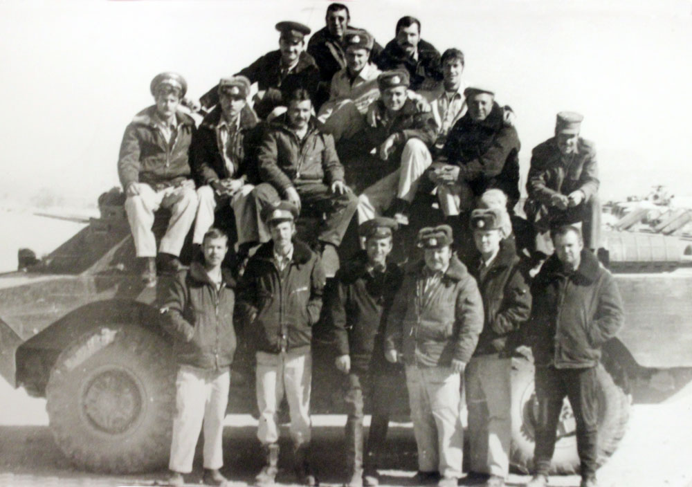 Сергей Костцын с боевыми товарищами (слева в верхнем ряду)