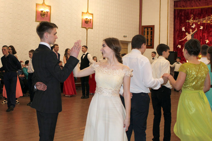 В Новосёлках под Кобрином 36 молодёжных пар танцевали на балу «Мелодия весны»