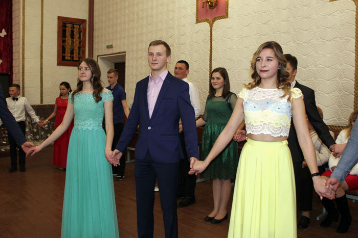 В Новосёлках под Кобрином 36 молодёжных пар танцевали на балу «Мелодия весны»