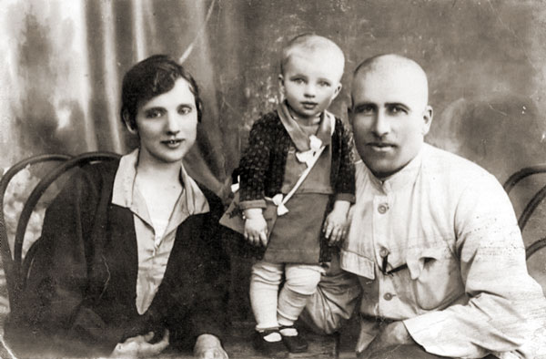  Павел Федорович Черник с супругой и маленькой Люсей
