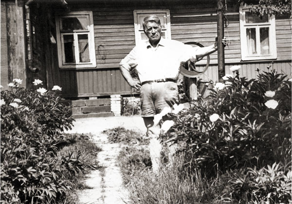 Фельдшер Павел Фёдорович Черник рядом с домом