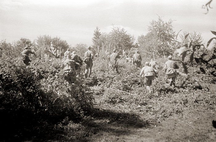 Бойцы 1-го Белорусского фронта в атаке