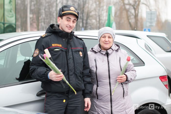 Сотрудники ГАИ Кобрина поздравили женщин с 8 марта