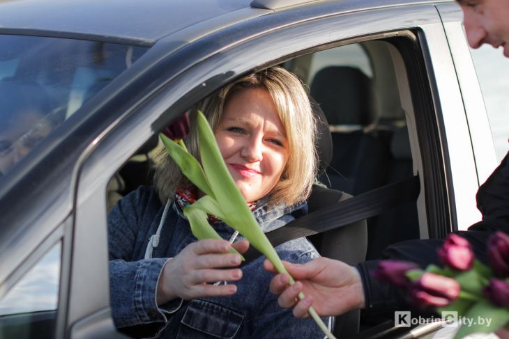 В руках цветы: сотрудники ГАИ поздравили кобринчанок с праздником весны
