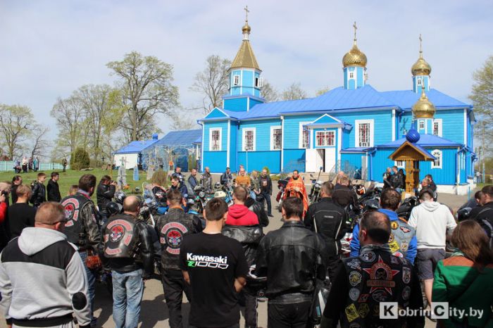 В Кобрине мотоциклисты получили церковное благословение на новый сезон
