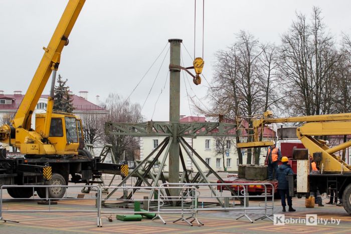 В центре Кобрина 10 декабря начали устанавливать новогоднюю ёлку