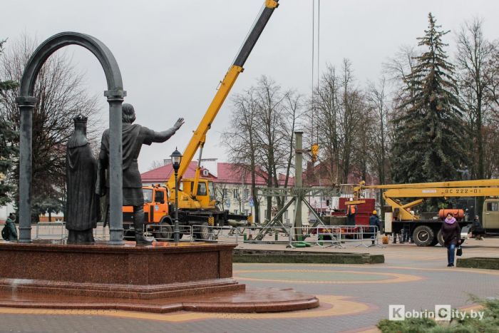 В центре Кобрина 10 декабря начали устанавливать новогоднюю ёлку