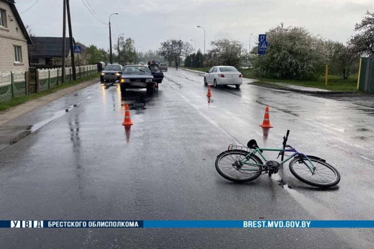 РОСК ищет очевидцев ДТП: 18 апреля в Кобрине Ауди сбила женщину с велосипедом на пешеходном переходе