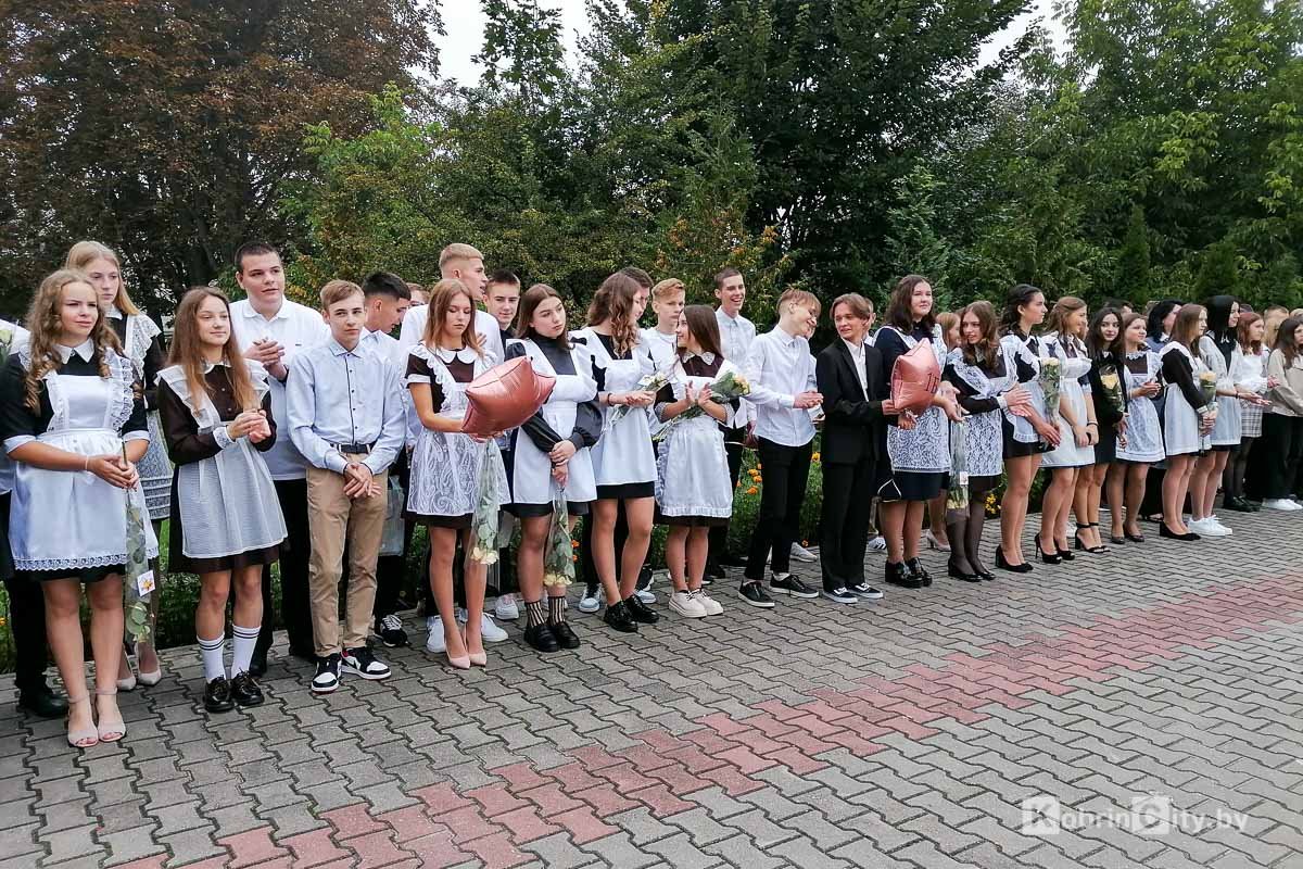 1 сентября на линейке в СШ №3 г. Кобрина благодарили прежнего директора и знакомились с новым