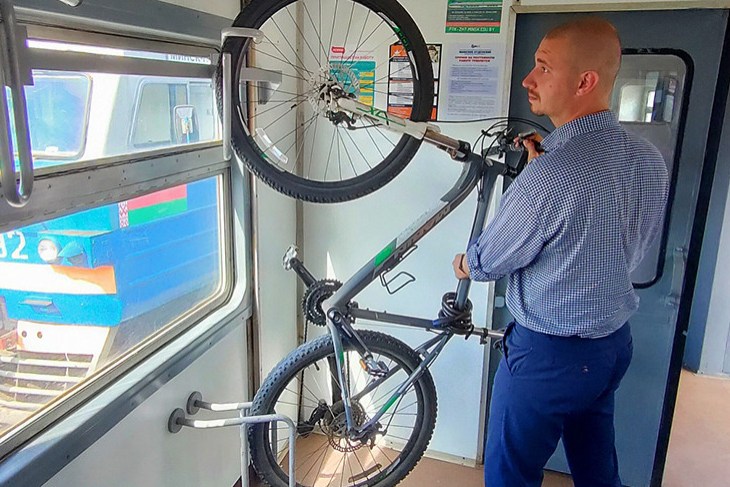 В дизелях-поездах и региональных электричках появятся места для провоза велосипедов