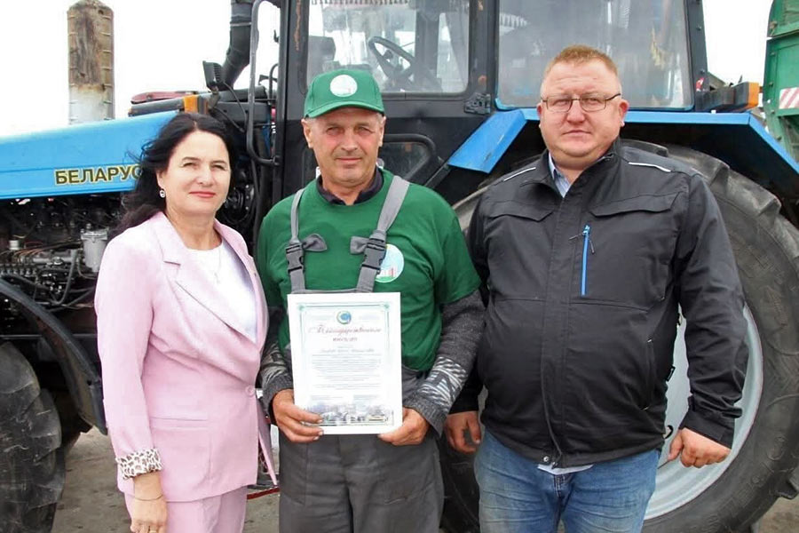 В Кобринском районе отметили механизаторов, отличившихся на заготовке кормов