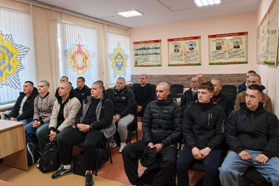 В Кобринском районе прошла первая отправка призывников: новобранцы пополнят ряды ВС и погранслужбы