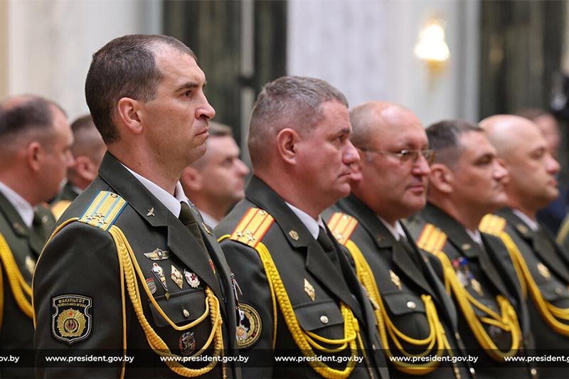 Лукашенко заявил, что не будет отправлять белорусских военных в Украину