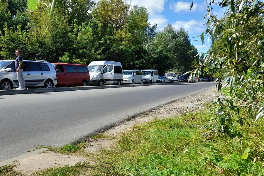 Среднее время ожидания въезда больше шести суток — на границе стоят более 4000 автомобилей и около 110 автобусов