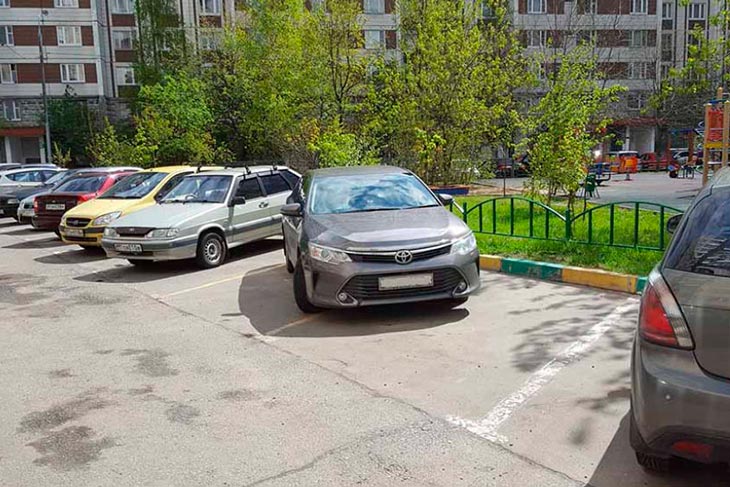 Неправильная парковка во дворах: чем она грозит и что говорят ПДД