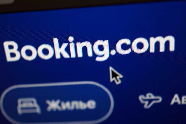 Booking приостановил работу в России и не бронирует гостиницы по Беларуси