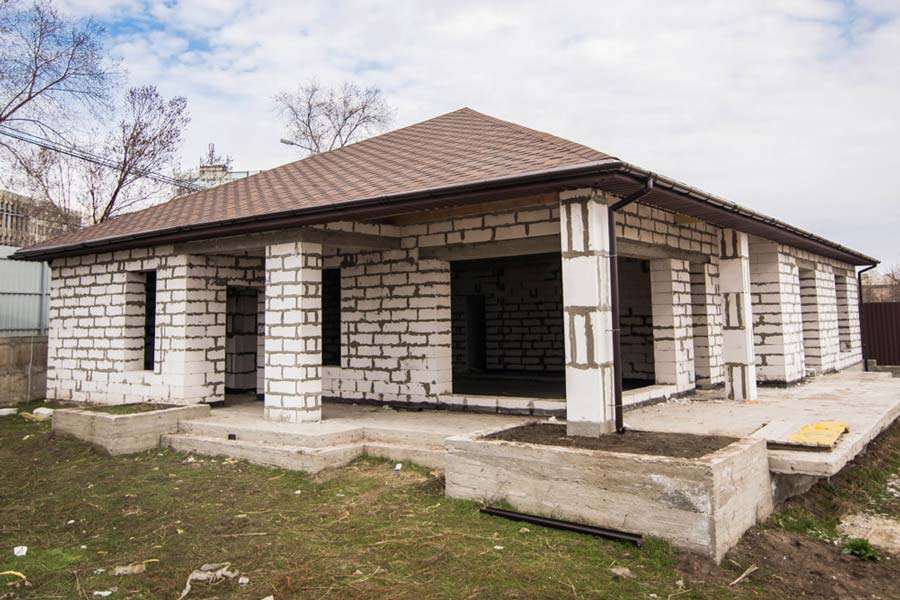 В Кобрине 13 декабря с аукциона продадут девять незавершенных домов – адреса и начальная цена