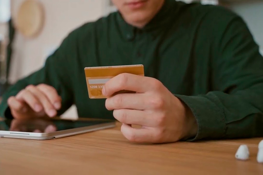 Белорус нашел легкий заработок в интернете — продал номер своей банковской карты и стал фигурантом уголовного дела