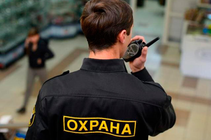 Охранник магазина требует открыть сумку и показать содержимое: законно ли это в Беларуси?
