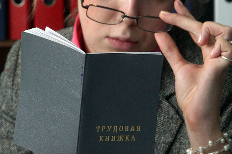 Одному работнику не продлевали контракт, второму не давали уволиться – спор решил профсоюз