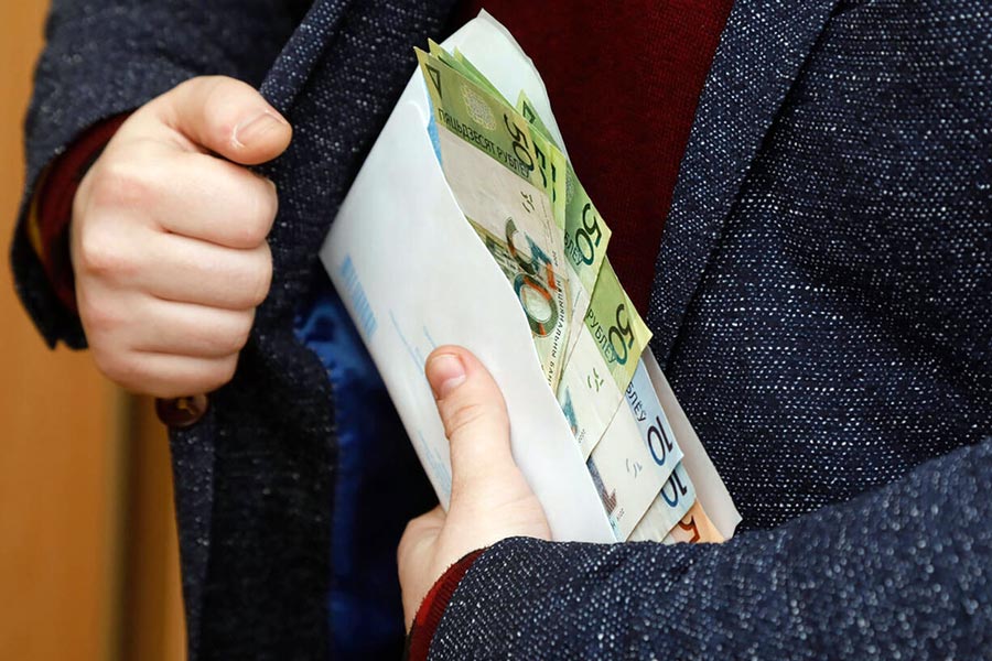 В Беларуси проверят зарплаты руководителей: как планируют наказывать начальника, чей доход в 20 раз выше, чем у подчиненных