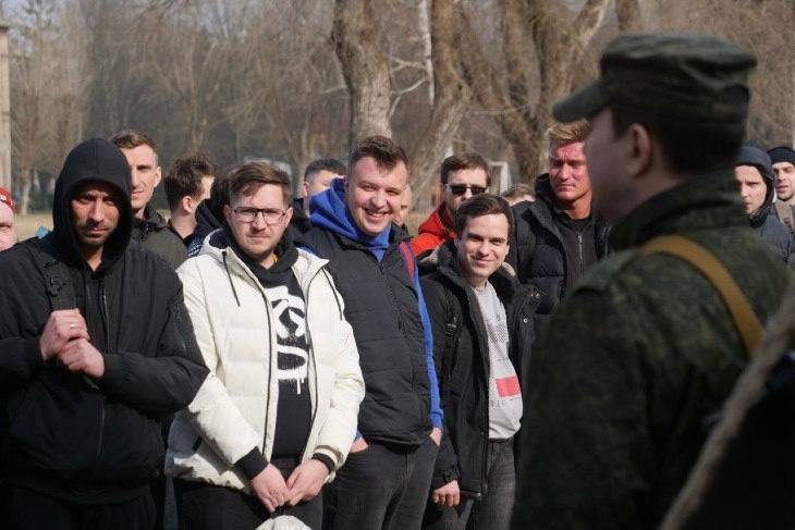 Кого в Беларуси могут освободить от военных сборов и какие выплаты положены — рассказали в Минобороны