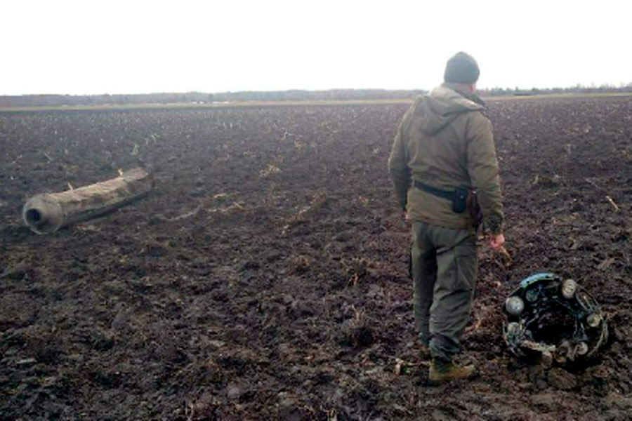 На территорию Беларуси упали обломки ракеты, предварительно установлено, что с территории Украины. Военные разбираются