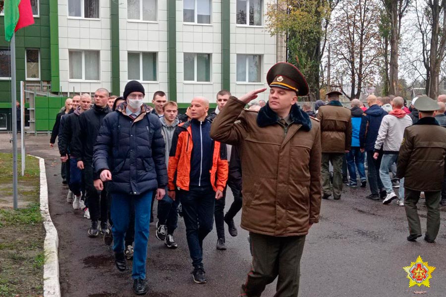 В Беларуси началась отправка призывников на военную службу
