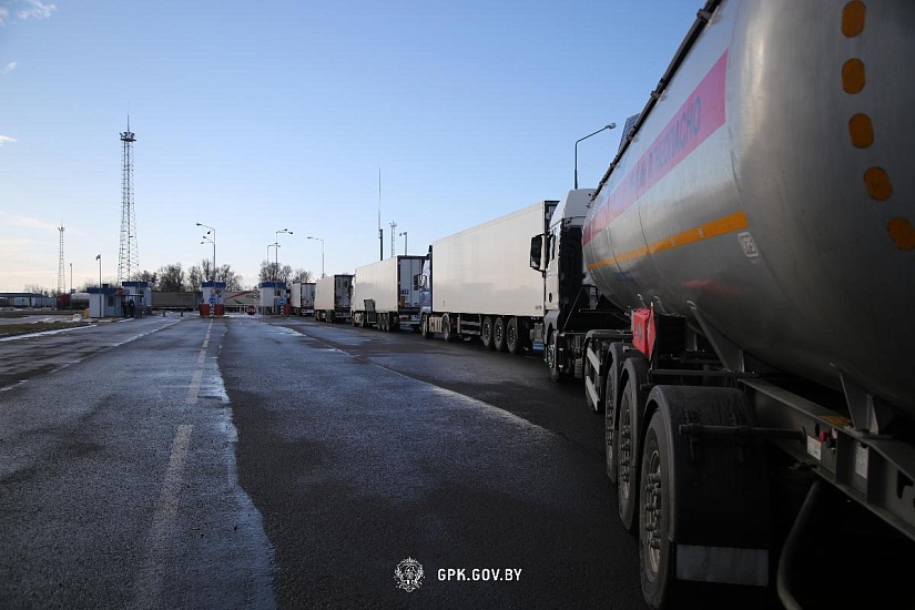 Польская сторона блокирует транспортный поток на границе: оформляет 55% от нормы, очереди растут