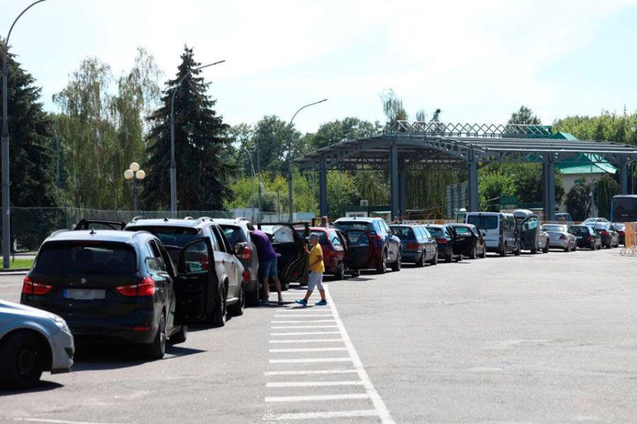 Двое брестчан продавали «льготное» место в очереди на границе за 250 евро — схему раскрыли 
