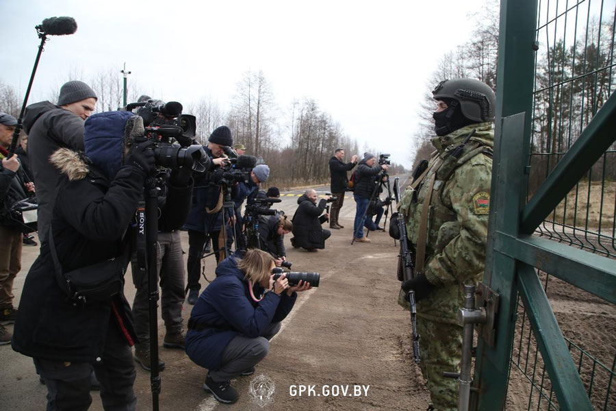 Журналисты иностранных СМИ побывали на границе с Украиной — погранзастава «Дивин»