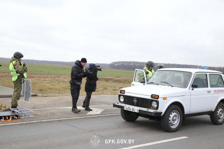 Журналисты иностранных СМИ побывали на границе с Украиной — погранзастава «Дивин»
