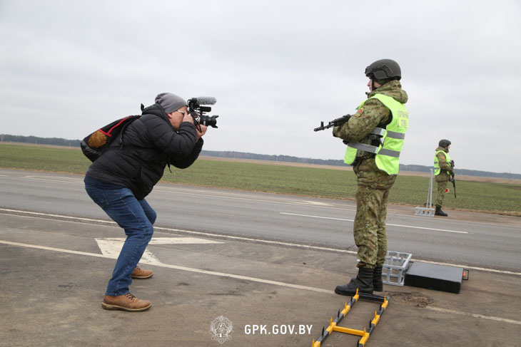 Журналисты иностранных СМИ побывали на границе с Украиной — погранзастава «Дивин»