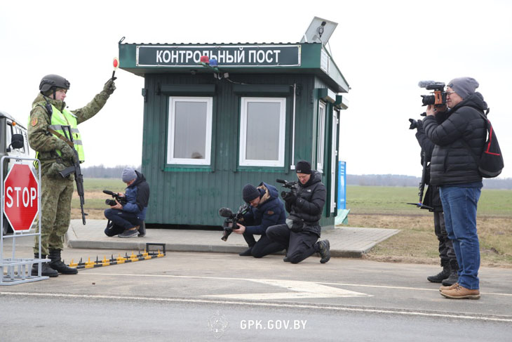 Журналисты иностранных СМИ побывали на границе с Украиной — погранзастава «Дивин»