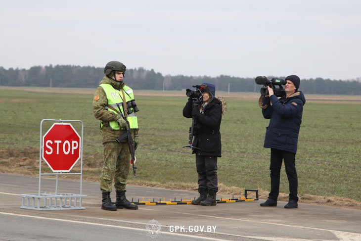 Журналисты иностранных СМИ побывали на границе с Украиной — погранзастава «Дивин»