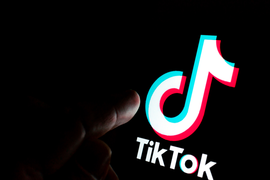 TikTok приостанавливает прямые эфиры и распространение нового контента в России