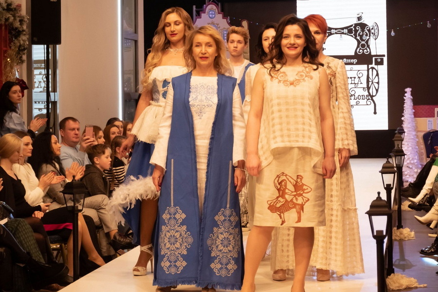 Мода из Кобрина: дизайнер одежды Марина Бонифатьева приняла участие в Christmas Fashion Show