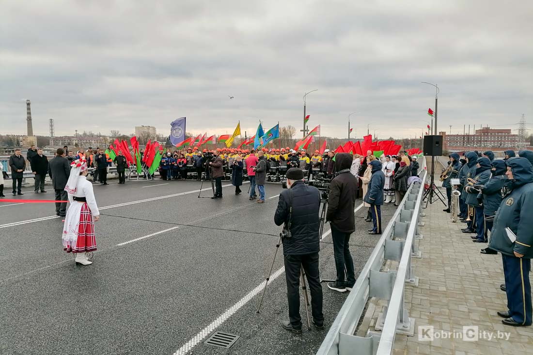 Поехали! В Кобрине после капитального ремонта открыли «новый» мост (Фоторепортаж)