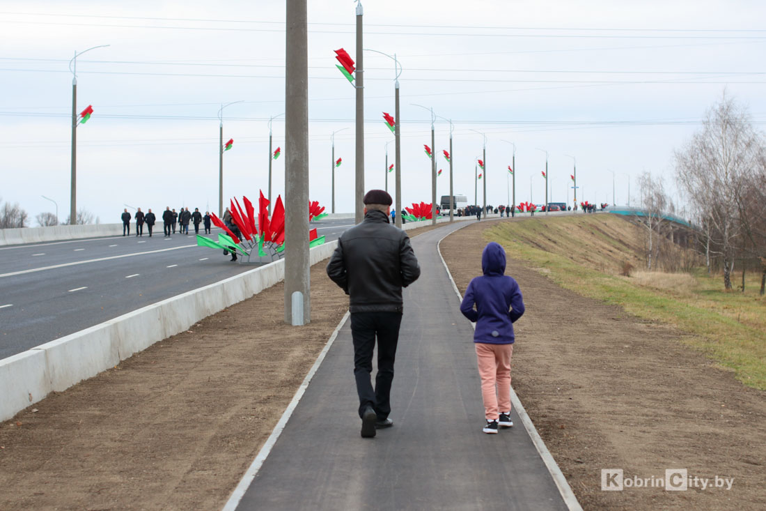 Поехали! В Кобрине после капитального ремонта открыли «новый» мост (Фоторепортаж)
