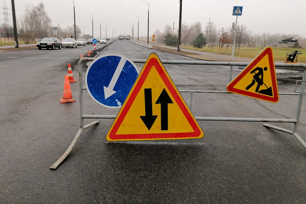 Ремонт «нового моста» в Кобрине продолжается: дорожники укрепляют асфальт, мостотряд проводит работы, не связанные с организацией движения 