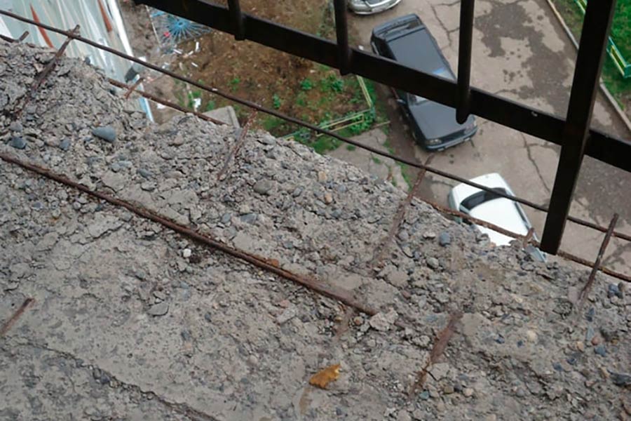 Балконная плита повреждена: кто отвечает за ремонт — собственник или обслуживающая компания?