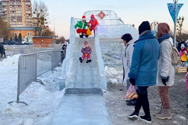 Посмотрите, как красиво в Бресте! Ледяные композиции, новогодний троллейбус, огни города