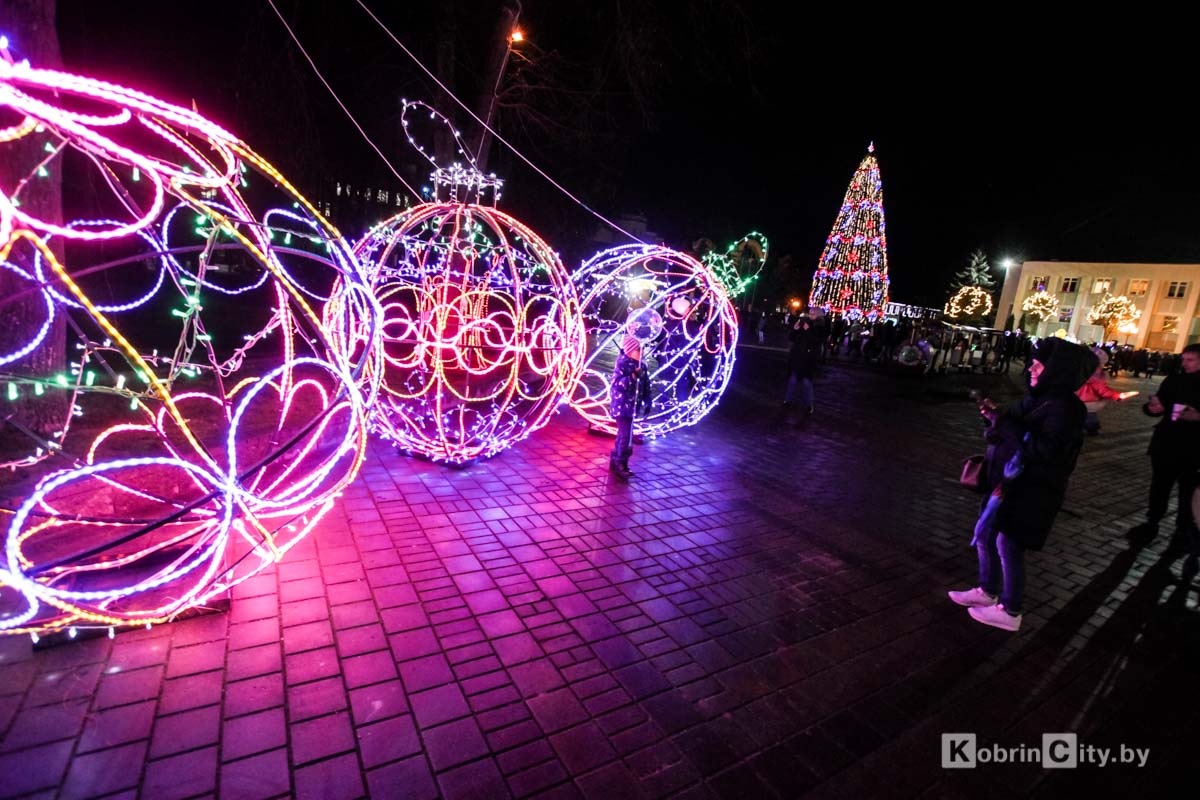 17 декабря в Кобрине на городской площади зажгли главную новогоднюю ёлку. Фотофакт