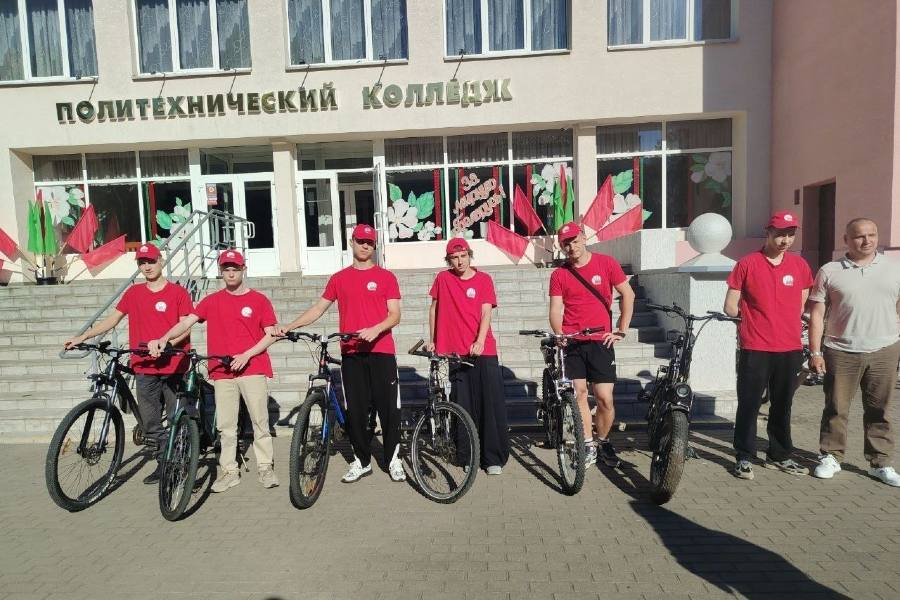 Молодёжь Кобринщины проехала по улицам героев: велопробег, цветы и память о 85-летии начала войны