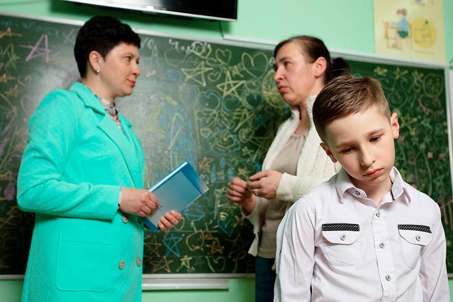 Родитель устраивает скандалы с учителем: можно ли привлечь его к ответственности, объясняет адвокат