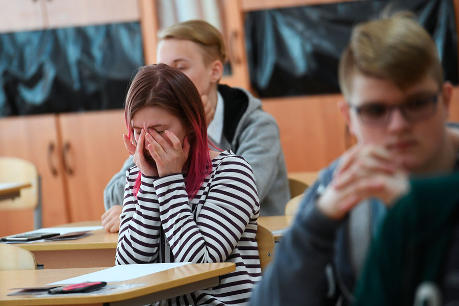 Первые итоги ЦЭ и ЦТ по республике: 14 удаленных за телефоны, шпаргалки, смарт-очки и другие нарушения